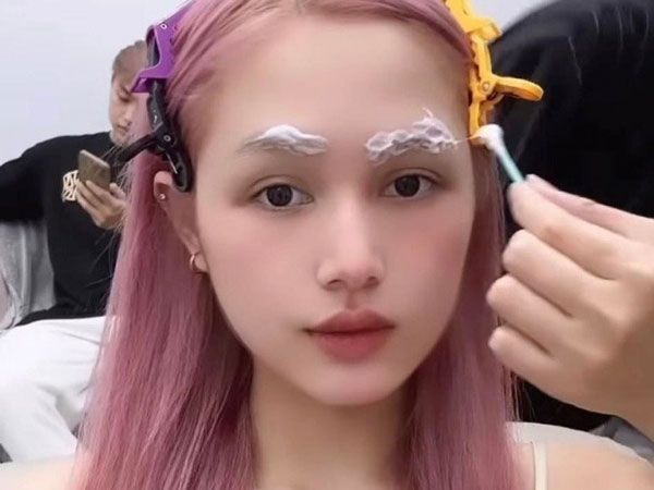 'Đu mốt' nhuộm lông mày như Hiền Hồ, vợ streamer giàu nhất Việt Nam bay luôn giao diện 'búp bê sống'