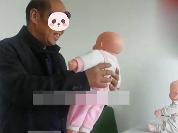 Con dâu sắp sinh, bố chồng liền đăng ký khóa học bảo mẫu vì sợ không được bế cháu
