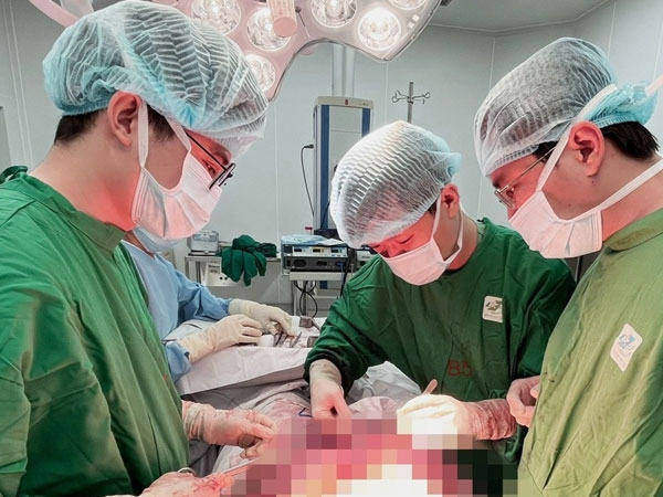 Cứu sống người đàn ông bị đâm 5 vết dao thấu bụng và ngực