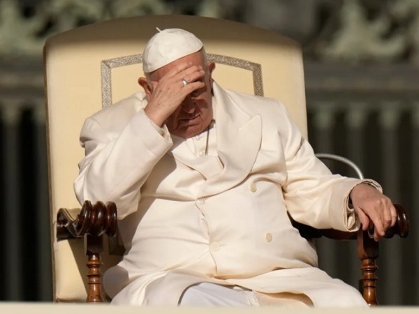 Giáo hoàng Francis phải nhập viện