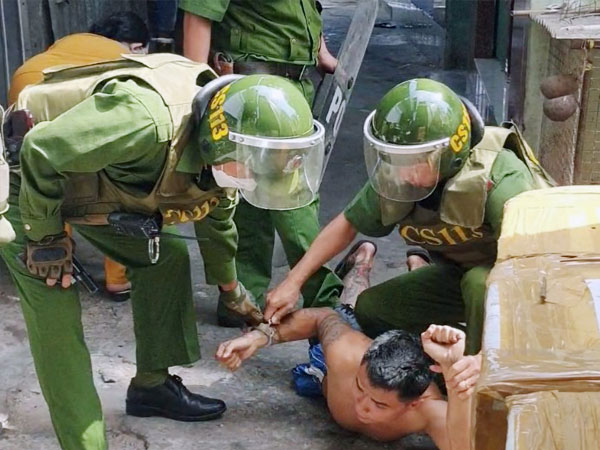 Cảnh sát 113 khống chế thanh niên đâm cha ruột trọng thương