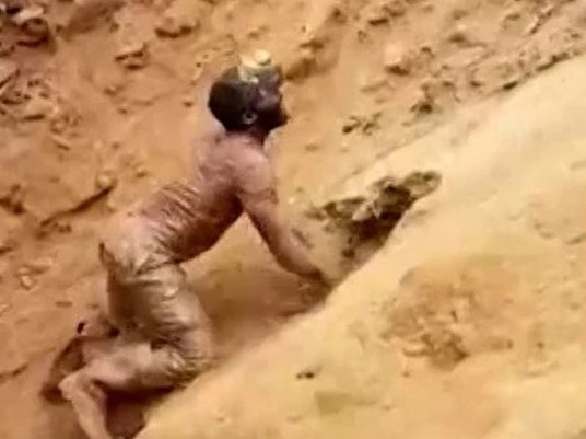Khoảnh khắc diệu kì: Người đàn ông không quản hiểm nguy, dùng tay không cứu 9 thợ mỏ mắc kẹt