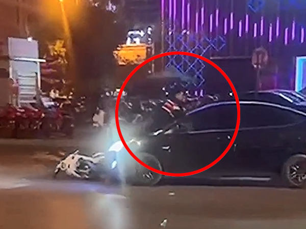 Nam thanh niên bám vào mui xe ngăn cản bạn gái rời đi dù ôtô vẫn đang di chuyển