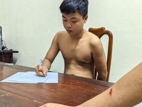 Cầm rựa rượt hàng xóm, dùng xà beng tấn công Công an
