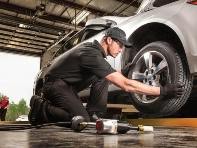 Cách kiểm tra áp suất lốp ô tô không dùng đồng hồ đo