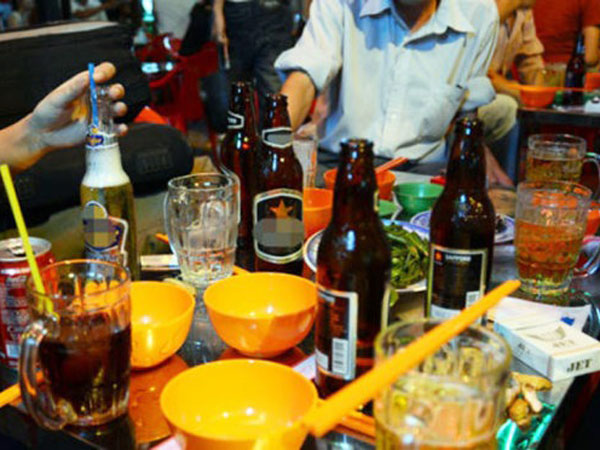 Chồng đi nhậu say khướt tối muộn mới về, sáng hôm sau chỉ làm một việc mà vợ đăng bài khen nức nở, đồng ý cho nhậu tiếp