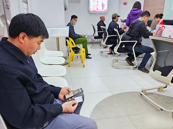 Người dùng di động hối hả chuẩn hóa thông tin thuê bao trước 'giờ G'