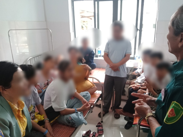 18 học sinh bị ngộ độc sau khi uống trà sữa, ăn trái cây lắc