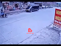 Thót tim với màn sang đường của người phụ nữ trung niên đi xe máy
