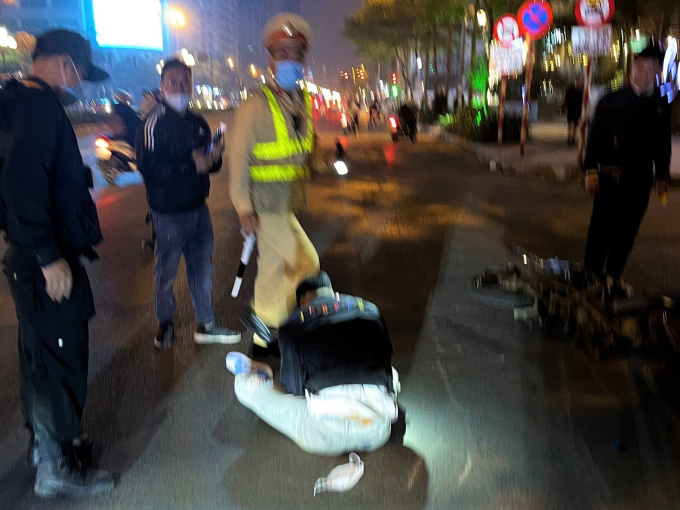 'Thông chốt' kiểm tra nồng độ cồn, 'quái xế' tông ngã cả thai phụ