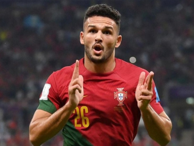 Erik ten Hag gật đầu, MU vung 100 triệu euro ký Goncalo Ramos
