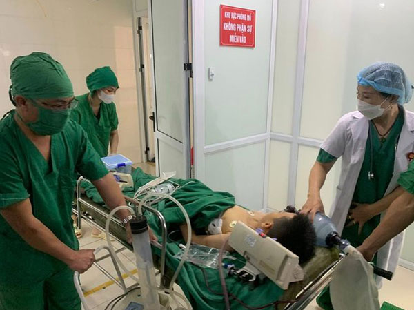 Bé trai 10 tuổi ở Hà Nội suýt chết vì ngã vào que têm trầu nhọn