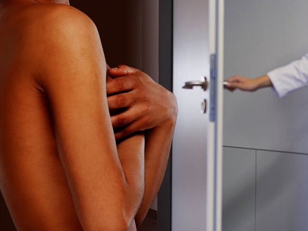 Để bác sĩ vào phòng khám lúc bệnh nhân vẫn khỏa thân, bệnh viện chỉ muốn xin lỗi 'riêng tư'