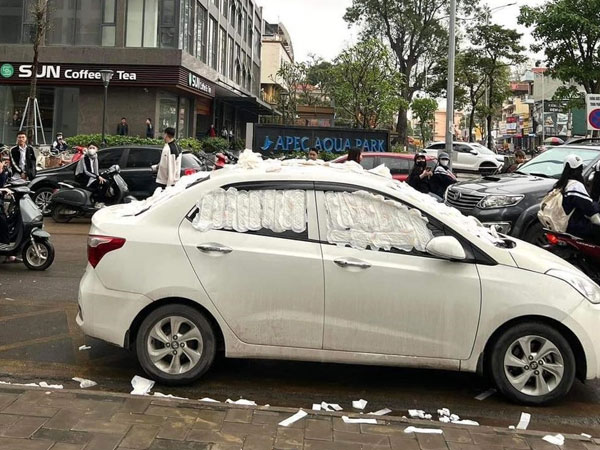 Ô tô bị dán kín băng vệ sinh khi đỗ trên đường ở Bắc Giang