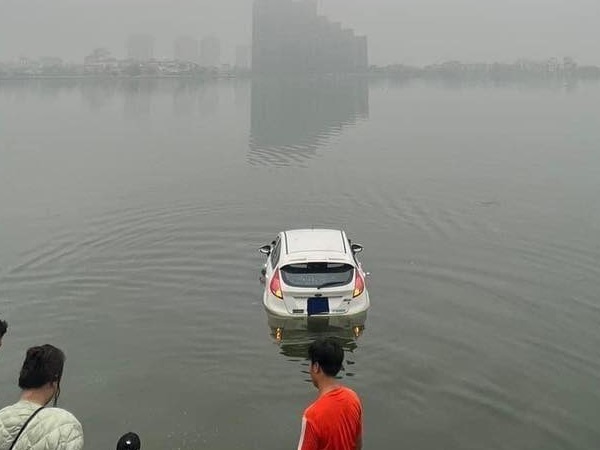 Nhầm chân ga, người phụ nữ lao thẳng ô tô xuống hồ Tây