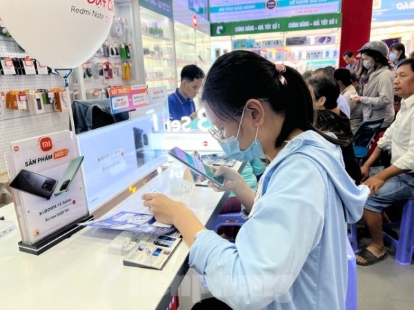 Ngày đầu khóa 1 chiều thuê bao, điểm giao dịch của nhà mạng đông nghịt khách