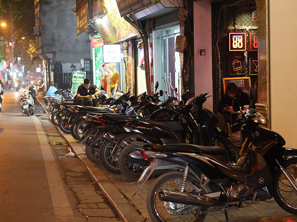 1 tháng giành lại vỉa hè ở Hà Nội: Nơi thông thoáng, chỗ vẫn bị lấp đầy