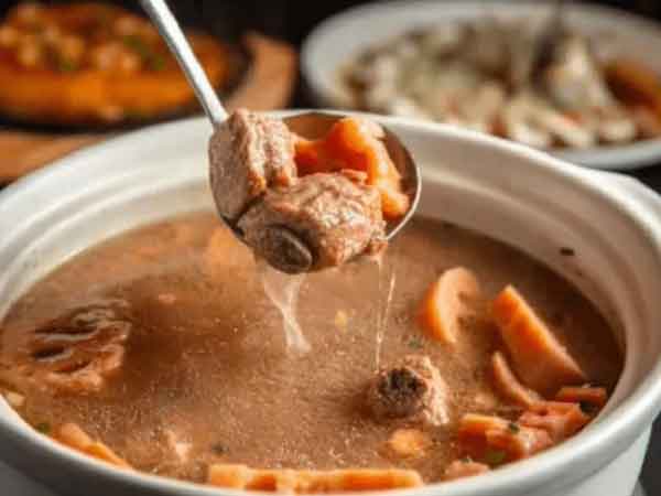 Bà nội hì hục hầm xương nấu canh cho cháu ăn, đứa trẻ 12 tuổi bỗng dưng liệt chân không đi nổi