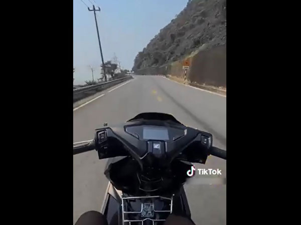 Thanh niên chạy xe thả 2 tay đổ đèo Hải Vân để quay TikTok