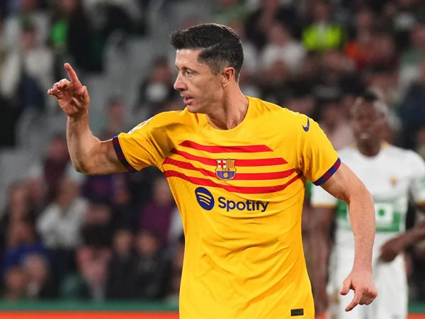 Lewandowski lập cú đúp, Barca bỏ xa Real 15 điểm