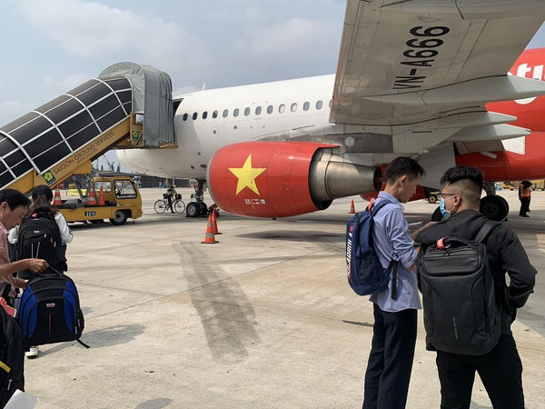 Kỳ thủ đội tuyển cờ tướng TP HCM 'tố' vali bị rạch, phá khóa khi đi máy bay?
