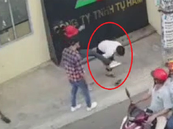 CLIP: Nam bảo vệ ở Bình Dương gục xuống sau cú đá vào mặt