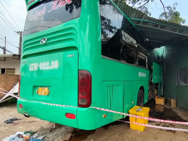 Nguyên nhân vụ xe giường nằm tông vào nhà dân khiến 2 người tử vong