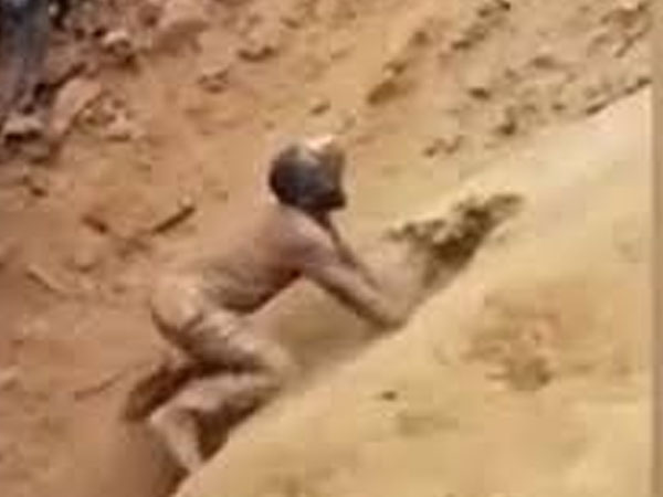 Clip: Người đàn ông dùng tay không cứu 9 thợ mỏ mắc kẹt trong mỏ vàng