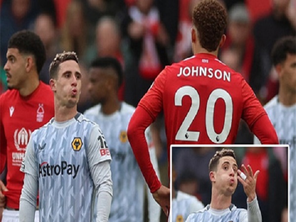 Trọng tài Premier League 'dung túng' sao Bồ Đào Nha nhổ nước bọt vào đối thủ
