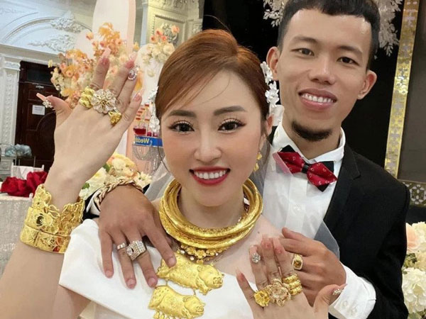 Cô dâu tài giỏi nhất nhì miền Tây: Tự sắm 11 cây vàng đeo trong đám cưới, tậu nhà mới tặng bố mẹ chồng