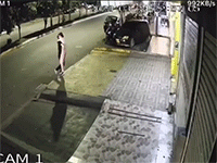 Đang thể hiện tình càm trên đường phố, cặp đôi suýt bị 'chia cắt' bởi chiếc xe bán tải