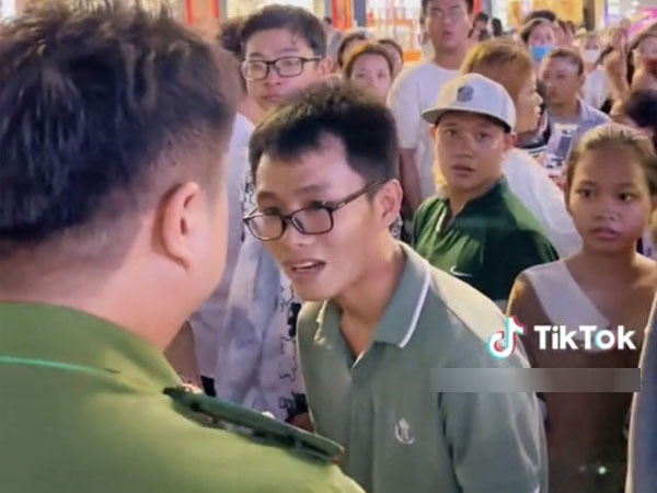 TP HCM: Bị đám đông bao vây trên phố đi bộ Nguyễn Huệ, anh công an nói lời cảm động