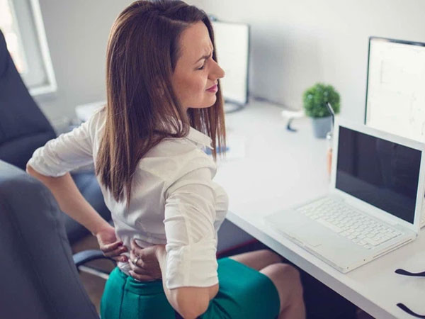 5 sai lầm dân văn phòng thường mắc phải dẫn đến đau lưng