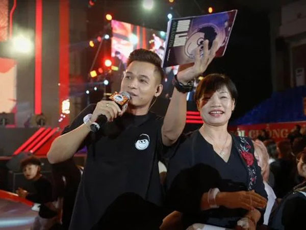 Được fan nữ tỏ tình, Độ Mixi chốt hạ một câu liên quan đến 'nóc nhà' cực chất