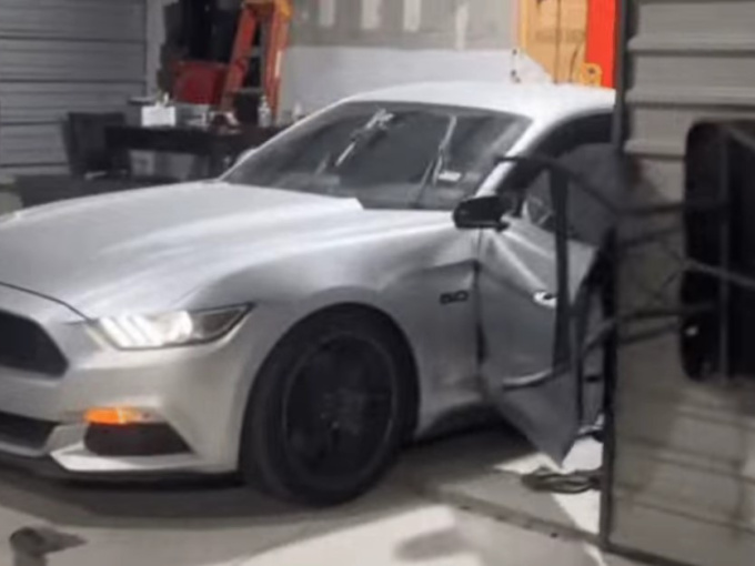 Quên đóng cửa xe khi lùi vào gara, chủ xe Ford Mustang 'khóc ròng' vì gây họa