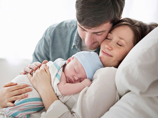Đề xuất vợ sinh con, chồng được nghỉ làm 1 tháng