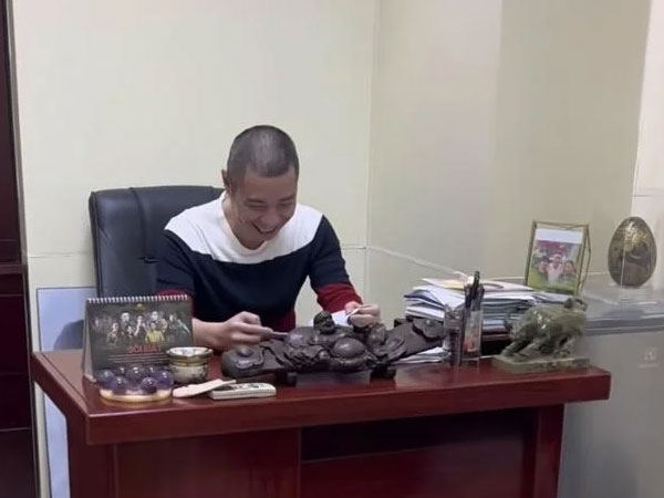 NSND Công Lý trở lại cơ quan làm việc sau thời gian dài dưỡng bệnh, được bà xã chăm chỉ đưa đón mỗi ngày