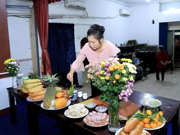Ấm lòng khoảnh khắc NSND Hồng Vân chuẩn bị đầy đủ mâm cúng, làm lễ giỗ cho Mai Phương – Anh Vũ