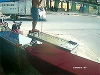 Dân mạng tranh cãi với tình huống xe tải 'đụng độ' với học sinh đi xe đạp điện