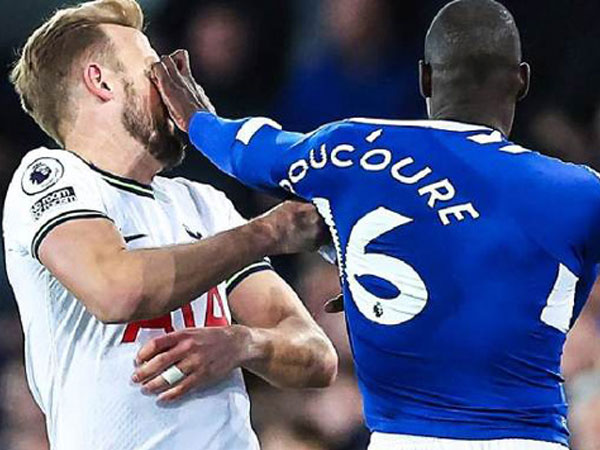 Tottenham đánh rơi chiến thắng trong trận cầu có 2 thẻ đỏ