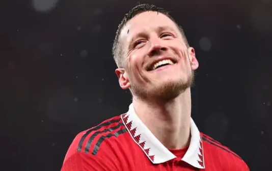 Cựu huyền thoại MU khen 'chân gỗ' Weghorst, chê khéo CR7
