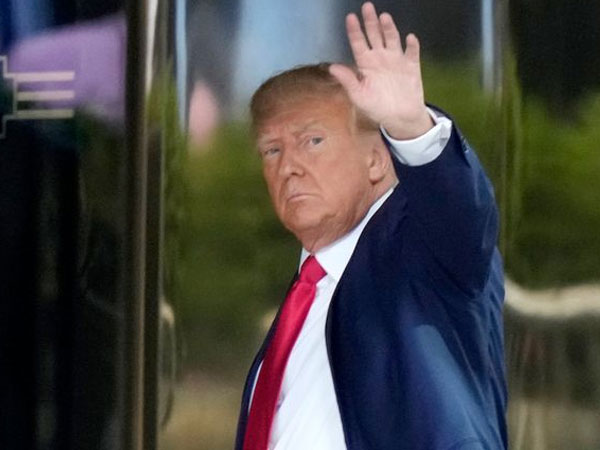 Ông Trump phải đi bộ tới tòa: Biến 'hình phạt' đáng sợ thành sự kiện có lợi?