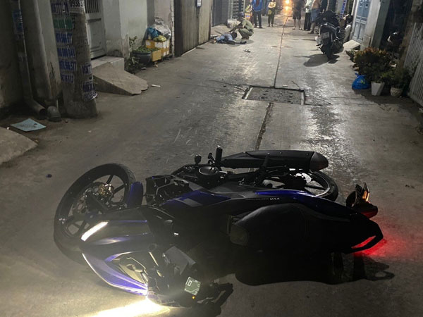 Nghi sụp hố ga, 2 người đi xe máy thương vong
