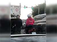 Tài xế ô tô tông hàng loạt xe máy đang chờ đèn đỏ có biểu hiện ngáo đá