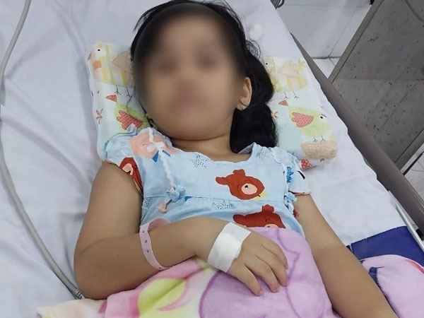 Bé gái bị rối loạn nhịp tim sau khi dùng thuốc nhỏ mũi, BS cảnh báo sai lầm dễ mang họa cho trẻ