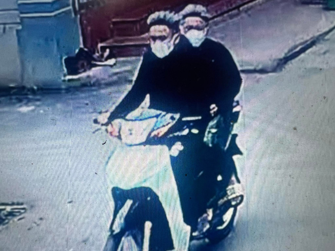 Công bố hình ảnh, truy tìm 2 thanh niên dí dao cướp tài sản ở Hà Nội