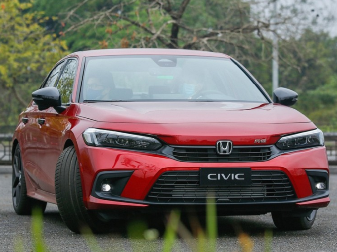 Honda Civic RS bất ngờ giảm giá tới 100 triệu đồng tại đại lý