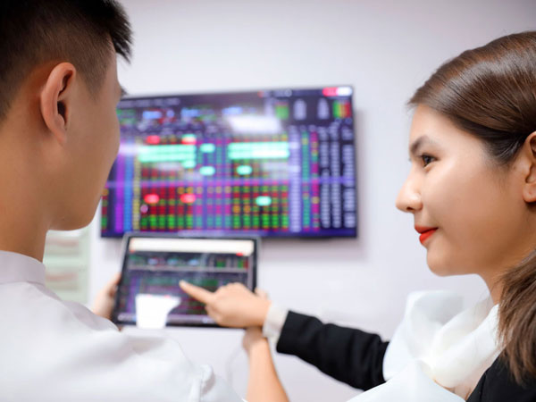 Cổ phiếu đại gia xăng dầu lập đỉnh trước thương vụ nghìn tỷ