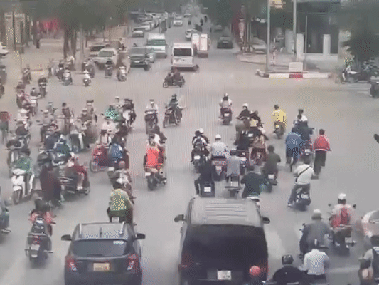 Clip: Kinh hoàng khoảnh khắc ô tô 'điên' lao thẳng vào dòng phương tiện tại ngã tư Xuân La - Võ Chí Công