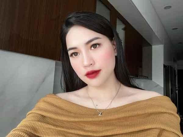 Livestream dọn kho, 'chiến thần review' Hà Linh đối mặt với sự cố